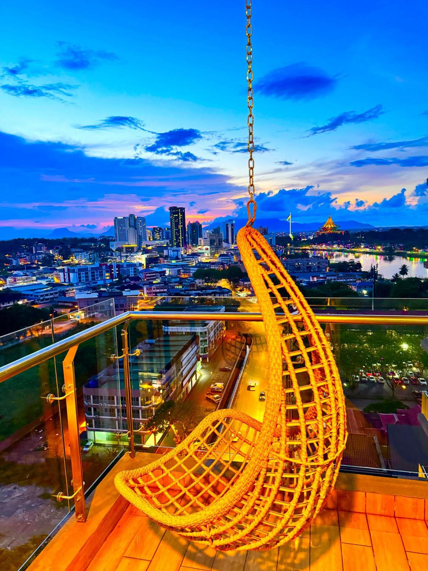 Riverine Kuching Luxury 4Pax With Balcony Facing Waterfront View Ngoại thất bức ảnh
