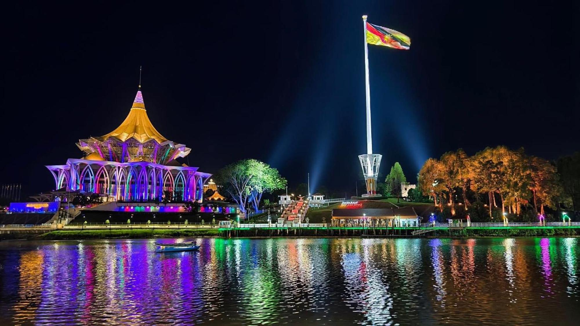 Riverine Kuching Luxury 4Pax With Balcony Facing Waterfront View Ngoại thất bức ảnh